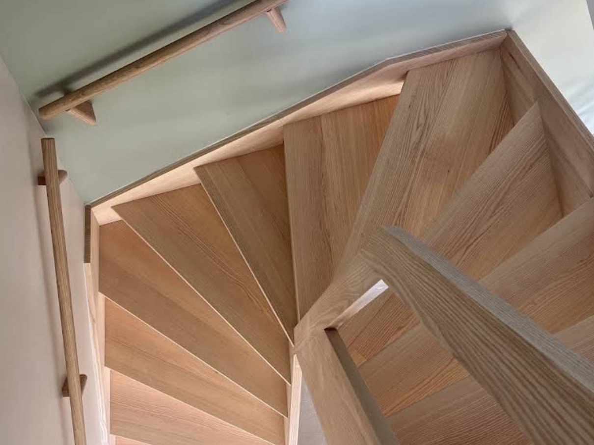 Escaliers bois sur mesure par Atelier Arba, charpentier au Hézo dans le Morbihan